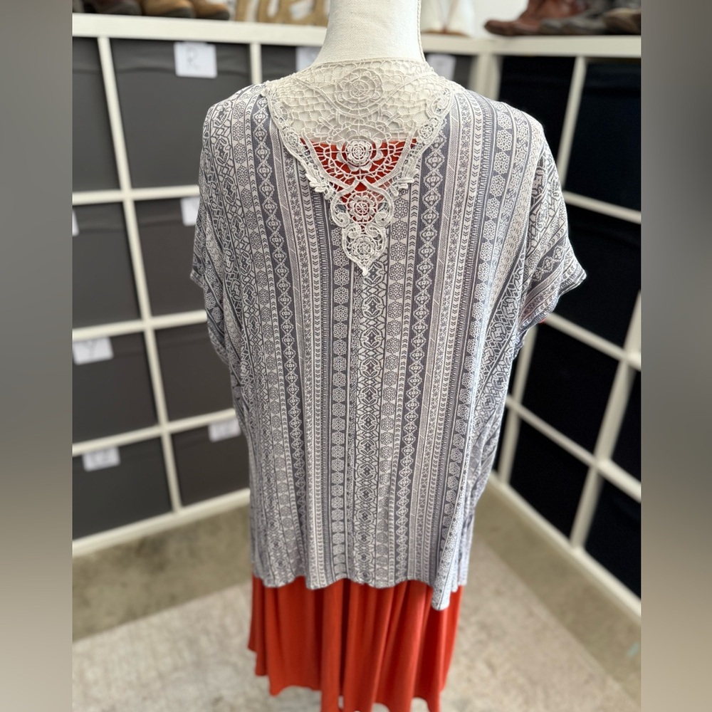 Skies Are Blue White and Gray Floral Patterned Boho Lace Trimmed Kimono Cardigan - Picture 3 of 7